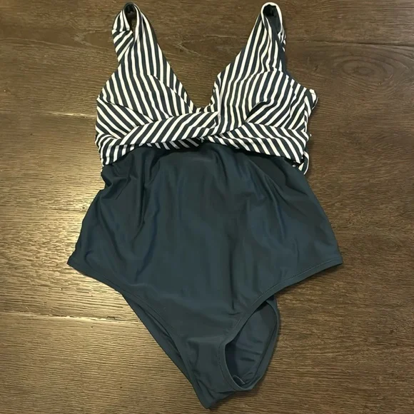 Cupshe swimsuit - Picture 2 of 4